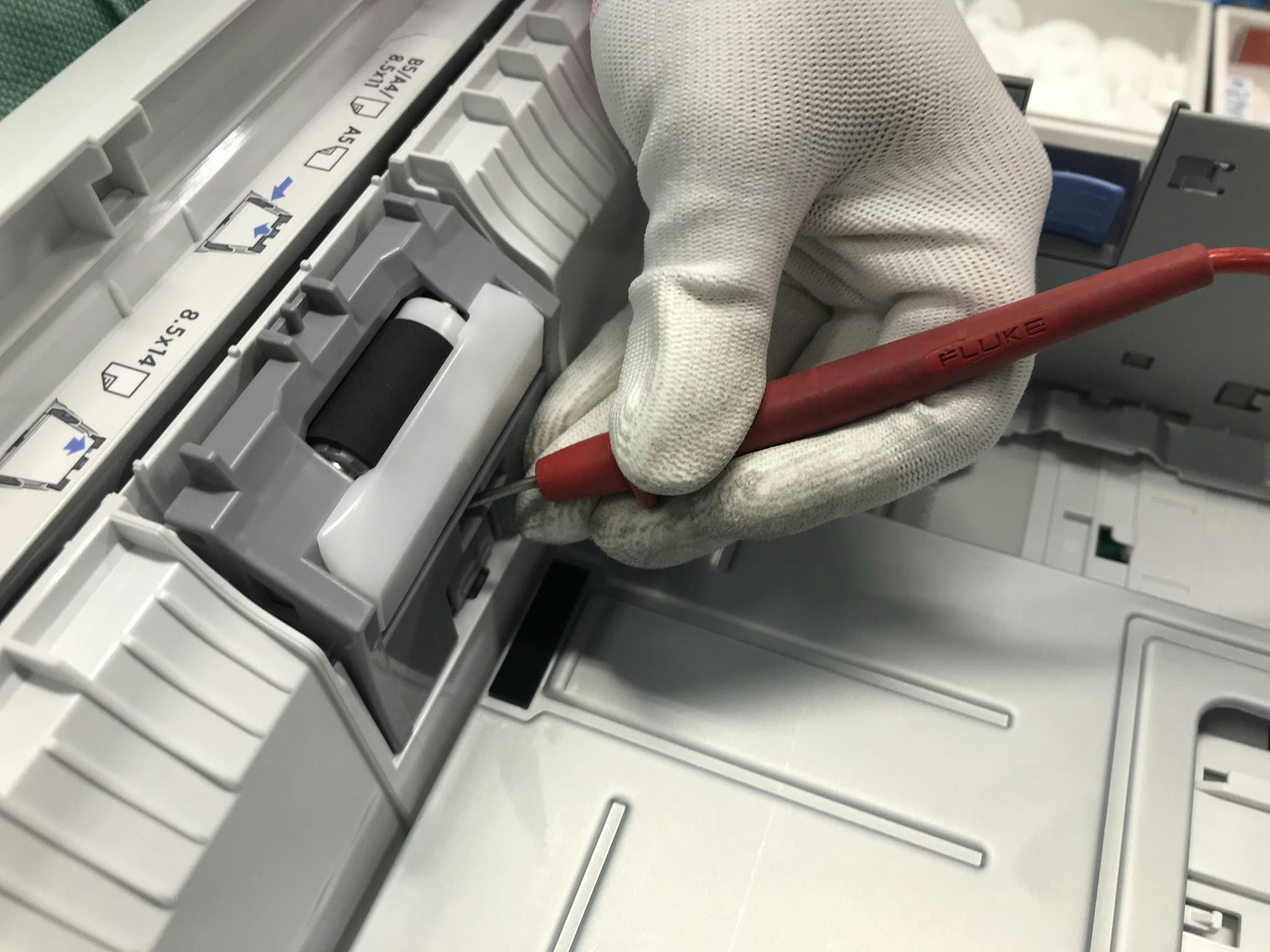 Reparando una impresora por técnico en Unibyte Valladolid tienda de informática