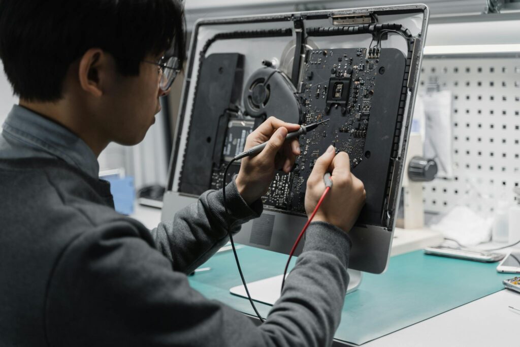 Técnico reparando con microsoldadura ordenador reparación de ordenadores